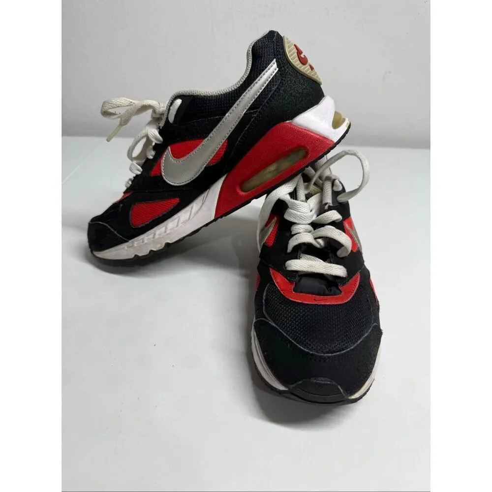 Nike Air Max IVO Sneakers Crimson Black Infrared Youth Kids Size 6,5 579995-001